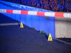 Opfer schwer verletzt in Klinik: 27-Jähriger schießt in Köln auf Männer und flüchtet