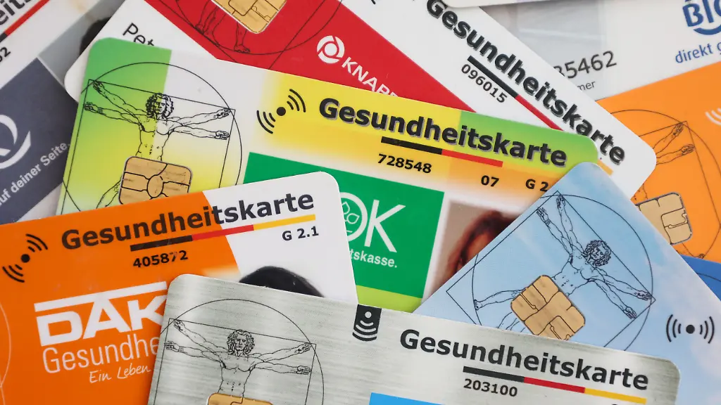 HANDOUT-Eine-Auswahl-an-Gesundheitskarten-gesetzlicher-Krankenkassen-in-Deutschland-Die-elektronische-Gesundheitskarte-eGK-dient-als-Versicherungsnachweis-beim-Arztbesuch-und-enthaelt-persoenliche-Versichertendaten