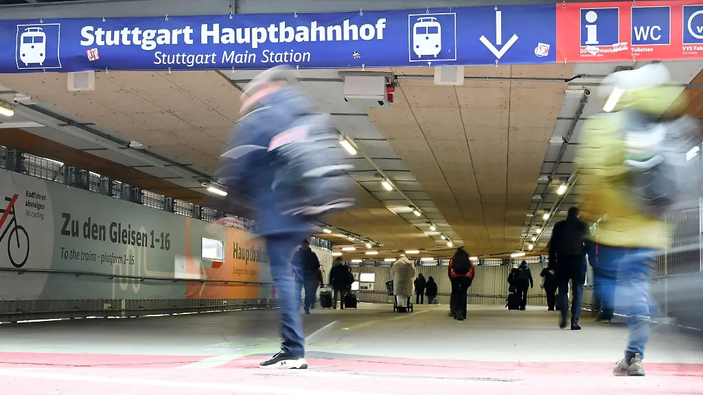 Mit-oder-ohne-Wanderschuhe-Man-macht-lange-Meter-am-Stuttgarter-Hauptbahnhof
