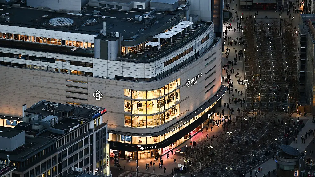 Auch-nachts-ist-die-Frankfurter-Zeil-ein-beliebter-Treffpunkt-Nicht-jeder-fuehlt-sich-dort-sicher