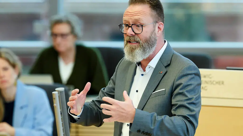 Schleswig-Holsteins-Wirtschaftsminister-Claus-Ruhe-Madsen-CDU-will-Buerokratie-abbauen