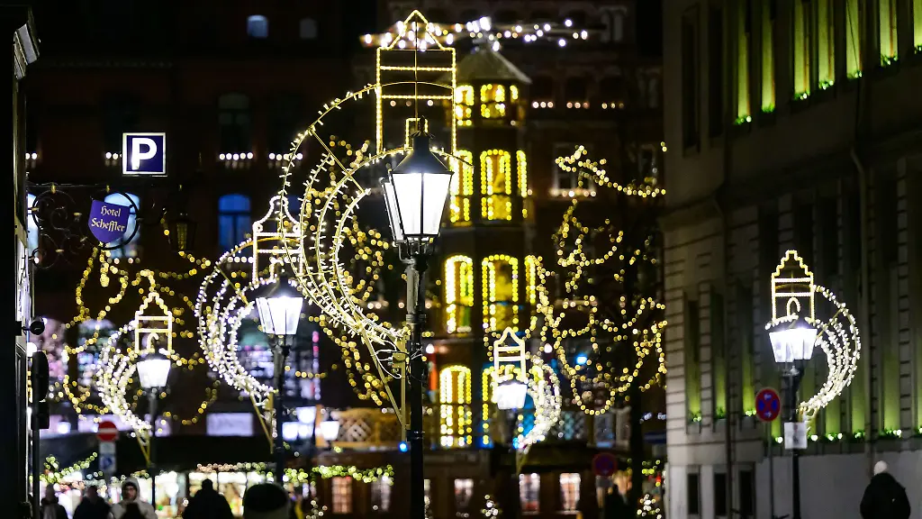 Die-Hansestadt-stellt-die-Lichterketten-zur-Verfuegung-die-Montage-uebernehmen-teils-die-Stadt-oder-andere-Firmen