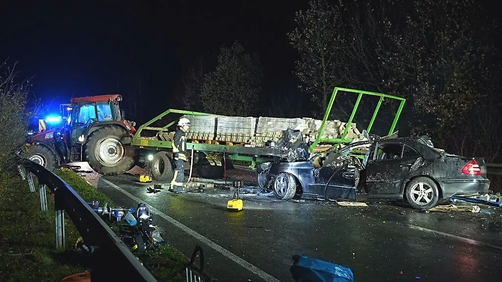 Sanitaeter-bringen-den-Traktorfahrer-vorsorglich-in-ein-Krankenhaus