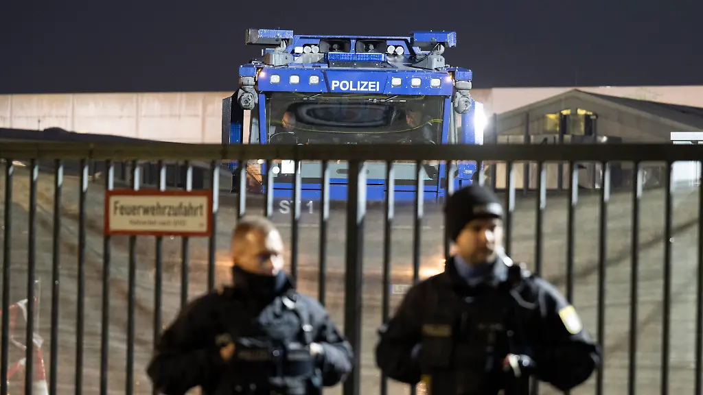 Polizei-sichert-die-Zufahrten-zum-Messegelaende-in-Giessen-Zur-geplanten-Neugruendung-der-AfD-Nachwuchsorganisation-werden-hier-mehrere-zehntausend-Gegendemonstranten-erwartet