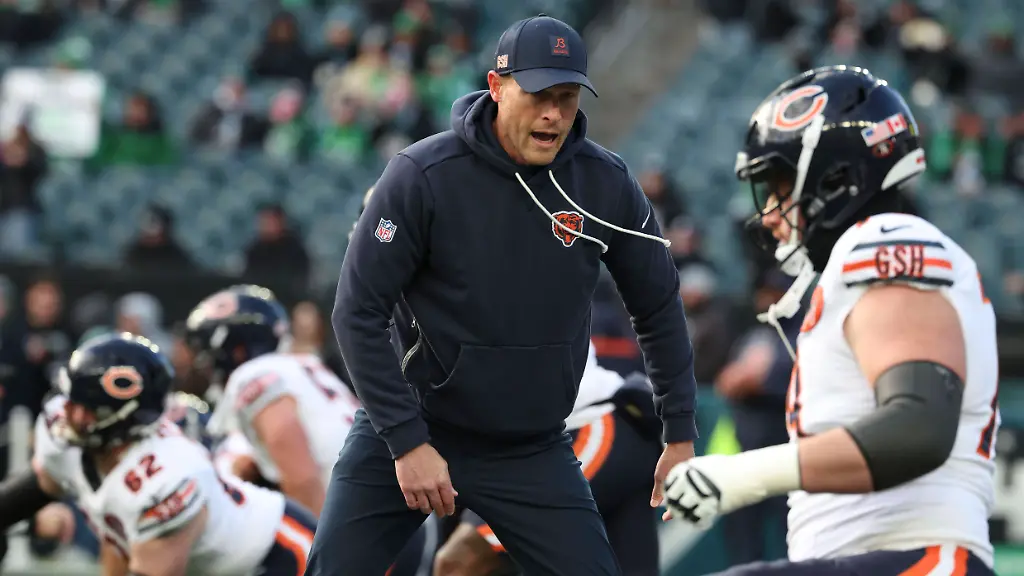 November-28-2025-Philadelphia-Pa-USA-Chicago-Bears-coach-Ben-Johnson-greets-players-before-the-game-Friday-Nov-28-2025-at-Lincoln-Financial-Field-in-Philadelphia