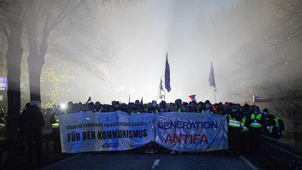 Eine-Gruppe-blockiert-die-Lahnparkstrasse-Ecke-Hinkelsweg-Mehrere-Tausend-Demonstranten-protestierten-gegen-die-Neugruendung-einer-AfD-Jugendorganisation-Die-als-gesichert-rechtsextremistisch-eingestufte-Vorgaengerin-Junge-Alternative-hatte-sich-durch-Selbstbeschluss-aufgeloest