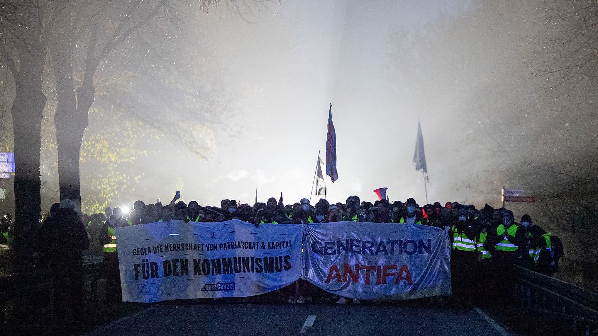 Heftiger-Protest-vor-AfD-Treffen-Erste-massive-Blockaden-um-Gie-en-Demonstranten-seilen-sich-ber-Bundestra-e-ab