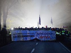 Heftiger Protest vor AfD-Treffen: Erste "massive" Blockaden um Gießen, Demonstranten seilen sich über Bundestraße ab