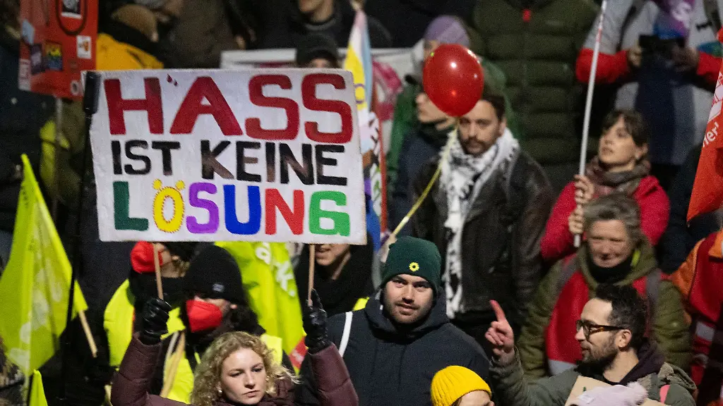 Teilnehmer-unterschiedlicher-Organisationen-protestieren-in-Giessen-gegen-die-Gruendungsversammlung-der-neuen-AfD-Jugendorganisation