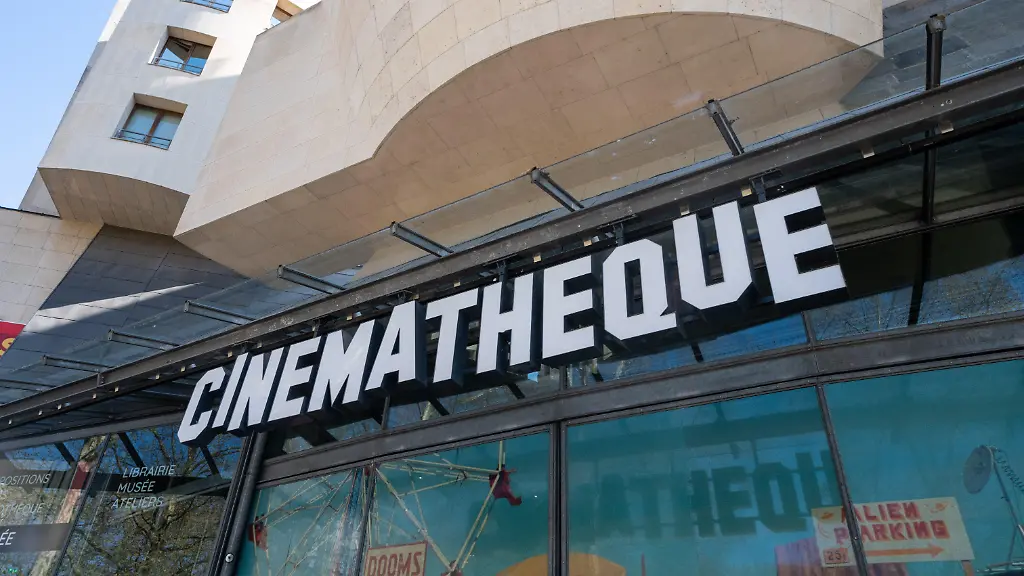 The-French-Cinematheque-Cinematheque-francaise-is-a-private-French-organization-founded-in-1936-by-Henri-Langlois-and-located-in-Bercy-in-a-building-designed-by-Frank-Gehry-in-the-12th-arrondissement-of-Paris-France-on-April-3-2025-La-Cinematheque-francaise-est-un-organisme-prive-francais-fonde-en-1936-par-Henri-Langlois-et-situe-a-Bercy-dans-un-batiment-construit-par-Frank-Gehry-dans-le-12e-arrondissement-de-Paris-France-le-3-avril-2025