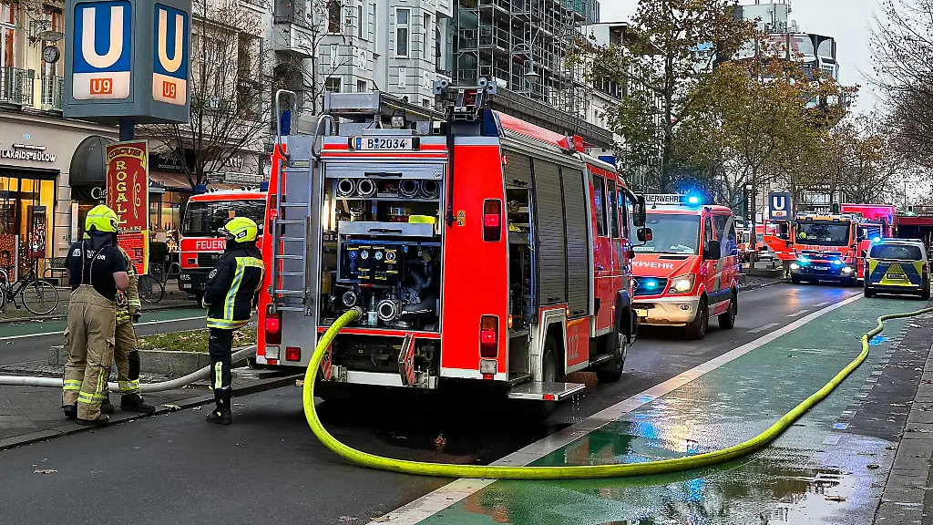 Einsatzkraefte-gingen-mit-Atemschutzgeraeten-in-die-U-Bahn-Station-um-den-Brand-zu-loeschen