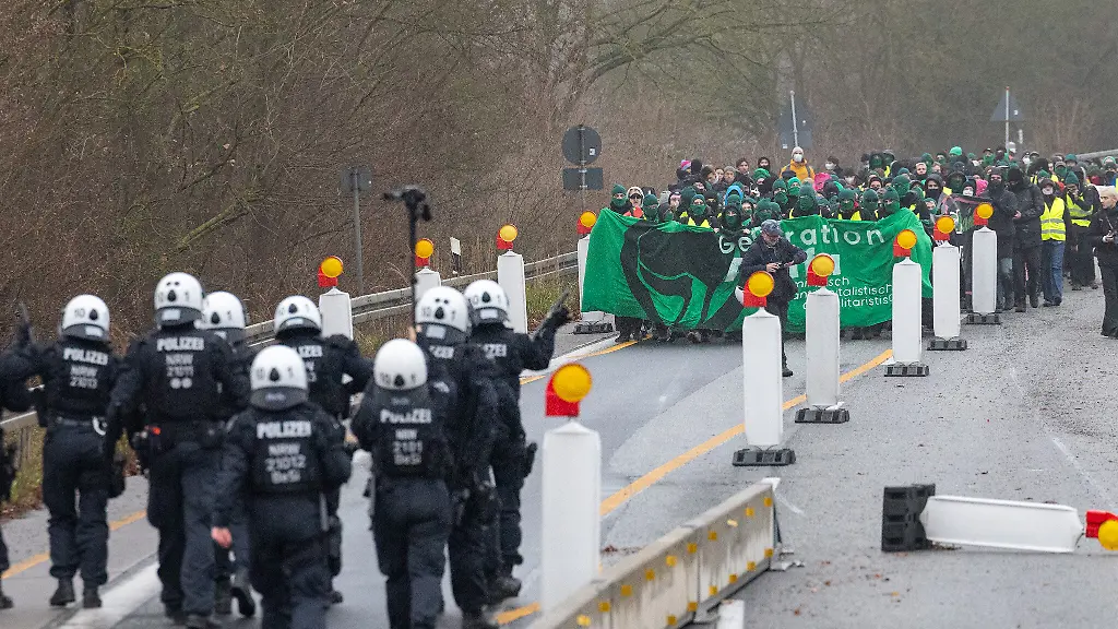 Polizei-und-Demonstranten-treffen-auf-der-B429-nahe-der-Lahnbruecke-aufeinander-Die-Mehrere-Tausend-Demonstranten-protestierten-am-Samstag-gegen-die-Neugruendung-einer-AfD-Jugendorganisation-Die-als-gesichert-rechtsextremistisch-eingestufte-Vorgaengerin-Junge-Alternative-hatte-sich-durch-Selbstbeschluss-aufgeloest