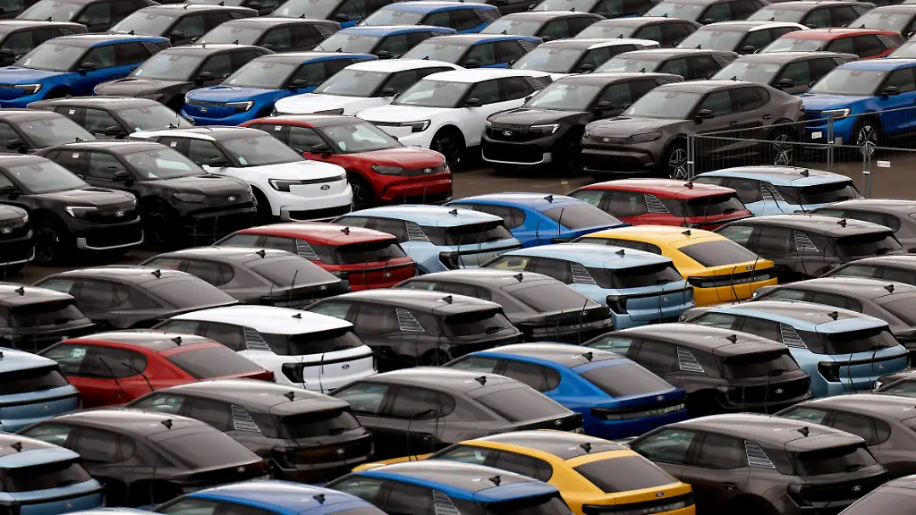 Neuwagen-des-Automobilherstellers-Ford-stehen-auf-dem-Werksgelaende-in-Koeln-Trotz-vorausgegangener-Streiks-verschaerft-der-Autobauer-seinen-Sparkurs-und-streicht-in-der-Koelner-Produktion-weitere-1000-Arbeitsplaetze-Themenbild-Symbolbild-Koeln-17-09