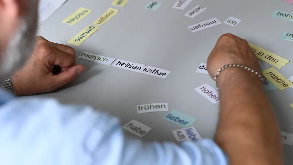 Erwachsene-koennen-in-Kursen-lesen-und-schreiben-lernen