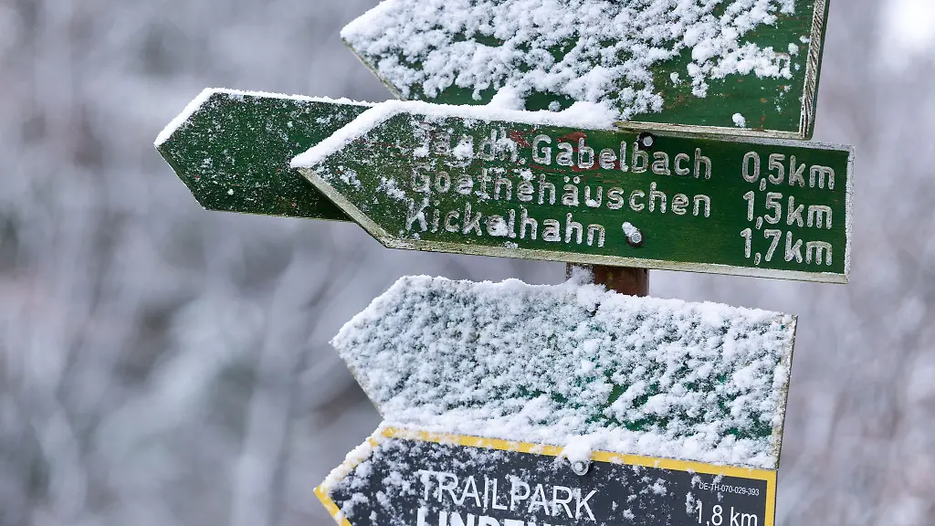 Schneedecke-und-gespurte-Langlaufrouten-in-Teilen-des-Thueringer-Waldes-Symbolfoto
