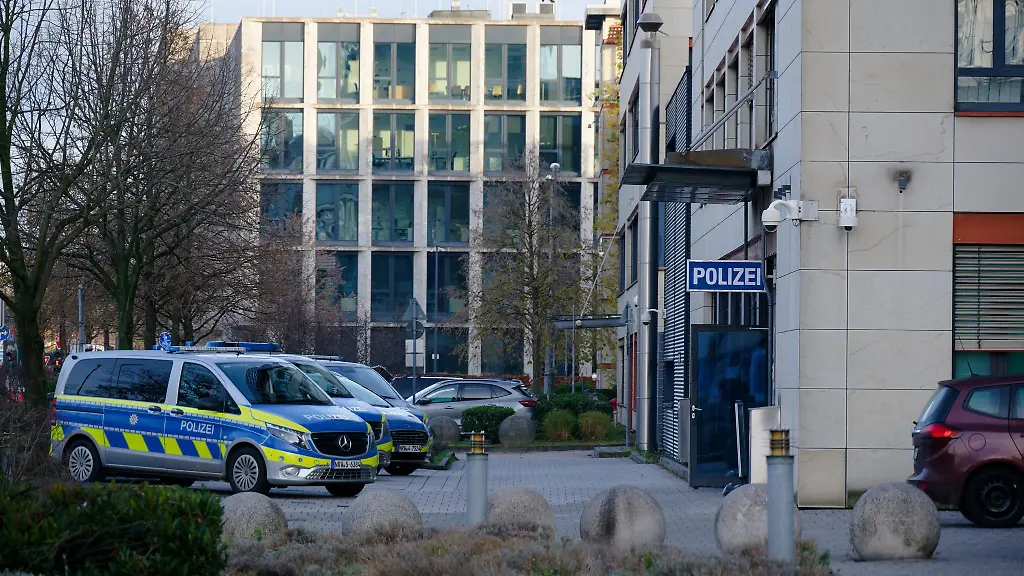 Die-Ermittlungsgruppe-Cold-Cases-der-Koelner-Polizei-hat-rund-50-ehemalige-Angehoerige-der-Kaserne-zur-Abgabe-einer-Speichelprobe-eingeladen