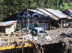 Nach sintflutartigen Regenfällen: Unwetterkatastrophe fordert mehrere Hundert Tote in Indonesien