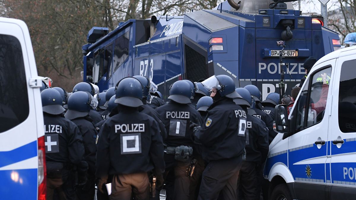 Protest-Blockade-rund-um-Gie-en-Parteichefs-steckten-fest-AfD-Kongress-startet-mit-zwei-Stunden-Versp-tung