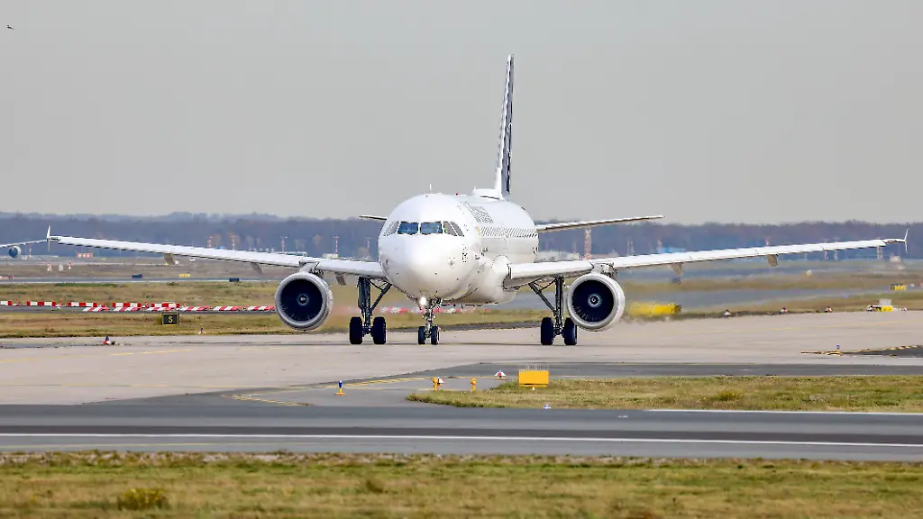 Ein-Flugzeug-der-Fluggesellschaft-Lufthansa-Airbus-A320-214-Kennung-D-AIZI-rollt-zum-Start-auf-dem-Flughafen-Frankfurt-a-M-Flughafen-Frankfurt-a-M-am-13-11-2025-in-Frankfurt-a-M-Deutschland