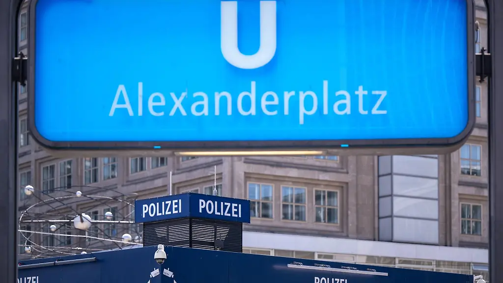 Trotz-hoher-Polizeipraesenz-ist-der-Alexanderplatz-ein-Kriminalitaetshotspot