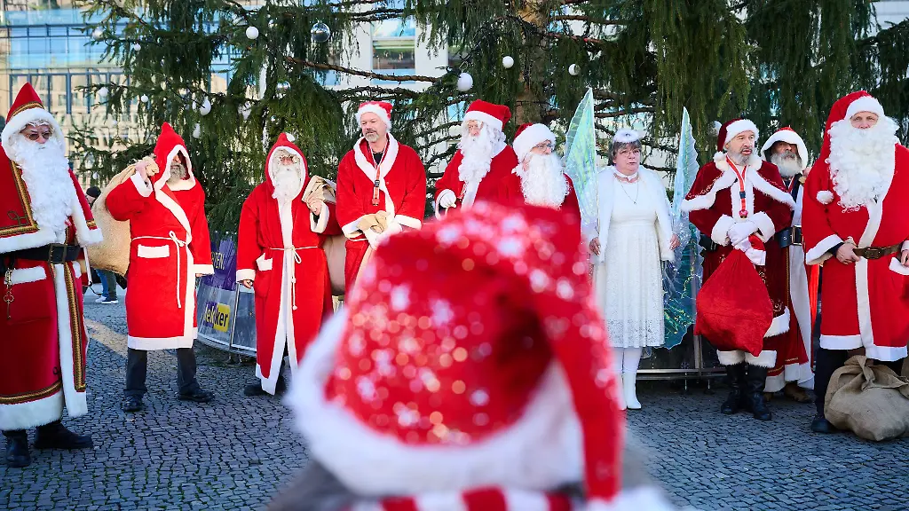 Auch-im-letzten-Jahr-trafen-sich-Engel-und-Weihnachtsmaenner-zur-Vollversammlung-vor-dem-Brandenburger-Tor