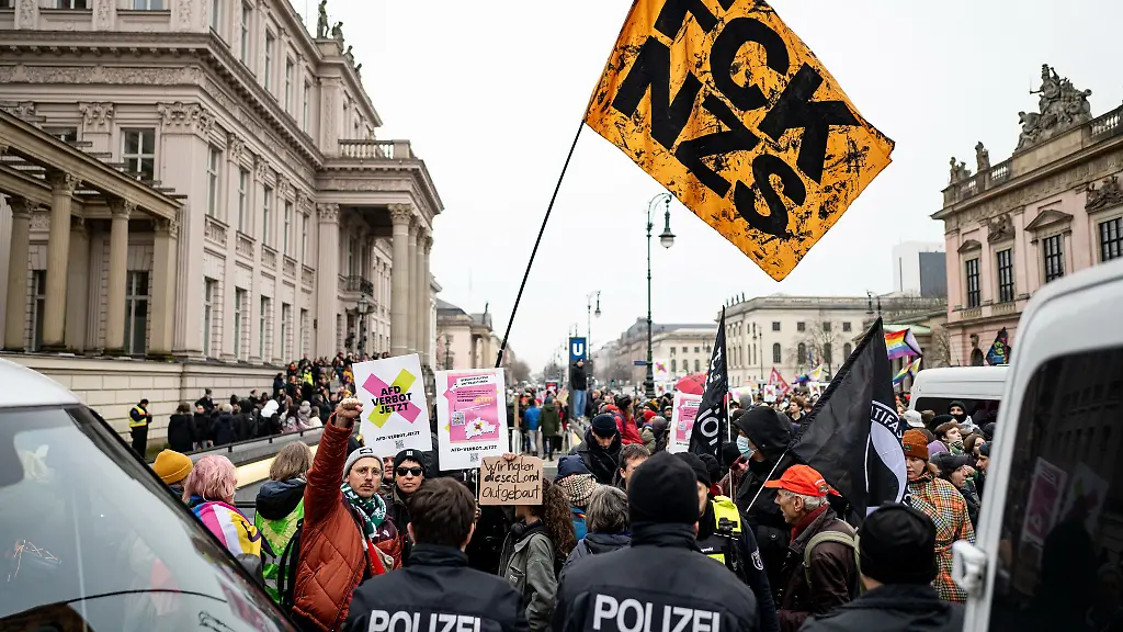 Laut-Polizei-nehmen-rund-1-000-Menschen-an-der-Gegendemo-teil