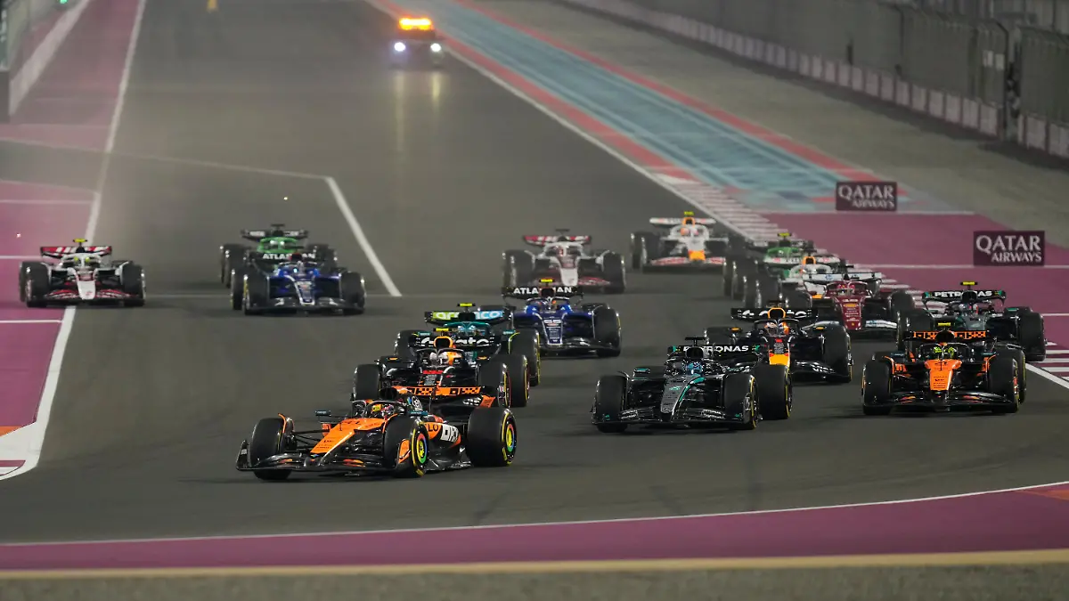 29-11-2025-Katar-Lusail-Motorsport-Formel-1-Weltmeisterschaft-Grand-Prix-von-Katar-Sprintrennen-Der-australische-McLaren-Pilot-Oscar-Piastri-fuehrt-das-Feld-nach-dem-Start-an-Der-Grosse-Preis-von-Katar-wird-am-Sonntag-30-11-2025-ausgetragen