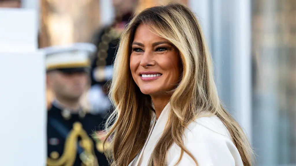 First-Lady-Melania-Trump-welcomes-the-2025-U-S-White-House-Christmas-tree-as-it-arrives-in-a-horse-drawn-carriage-on-the-North-Lawn-of-the-White-House-in-Washington-DC-on-Monday-November-24-2025