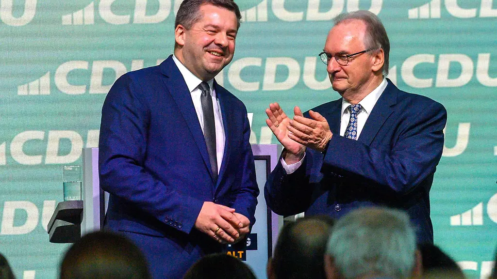 Auch-Ministerpraesident-Haseloff-rechts-applaudiert-dem-wiedergewaehlten-Schulze