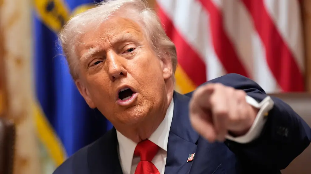 US-Praesident-Donald-Trump-beantwortet-Fragen-von-Reportern-waehrend-eines-Treffens-mit-dem-argentinischen-Praesidenten-Milei-im-Kabinettssaal-des-Weissen-Hauses-Nach-Angaben-des-US-Staatschefs-hat-das-US-Militaer-bei-einem-Angriff-auf-ein-mutmasslich-mit-Drogen-beladenes-Boot-sechs-Maenner-getoetet