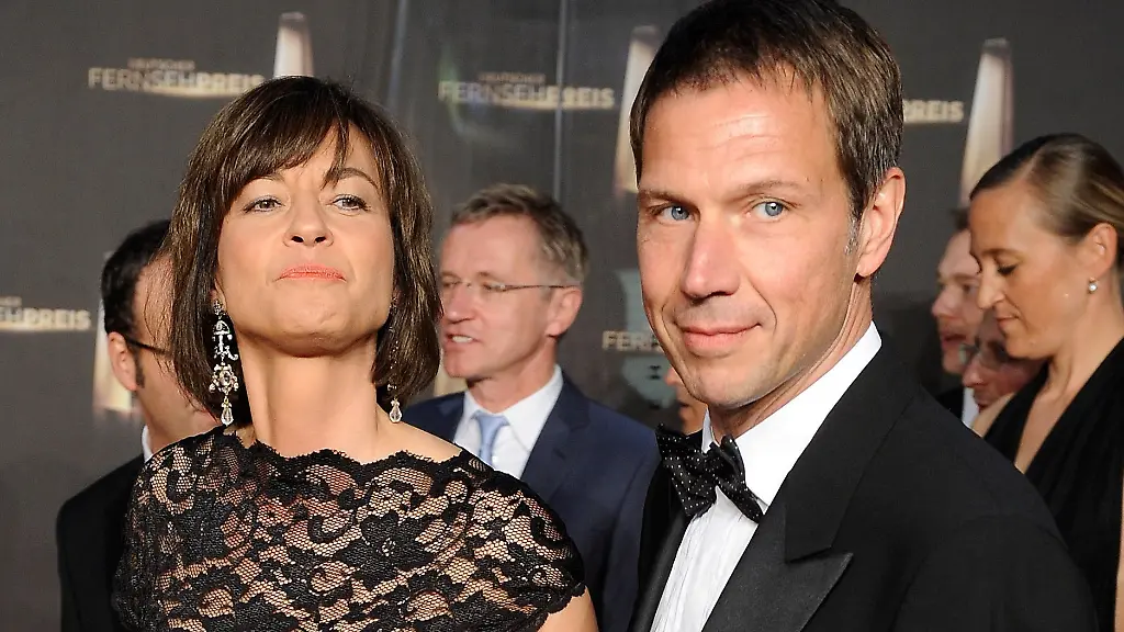 02-10-2012-Nordrhein-Westfalen-Koeln-Die-Moderatorin-Maybrit-Illner-und-Rene-Obermann-kommen-zur-Verleihung-des-Deutschen-Fernsehpreises-in-das-Coloneum