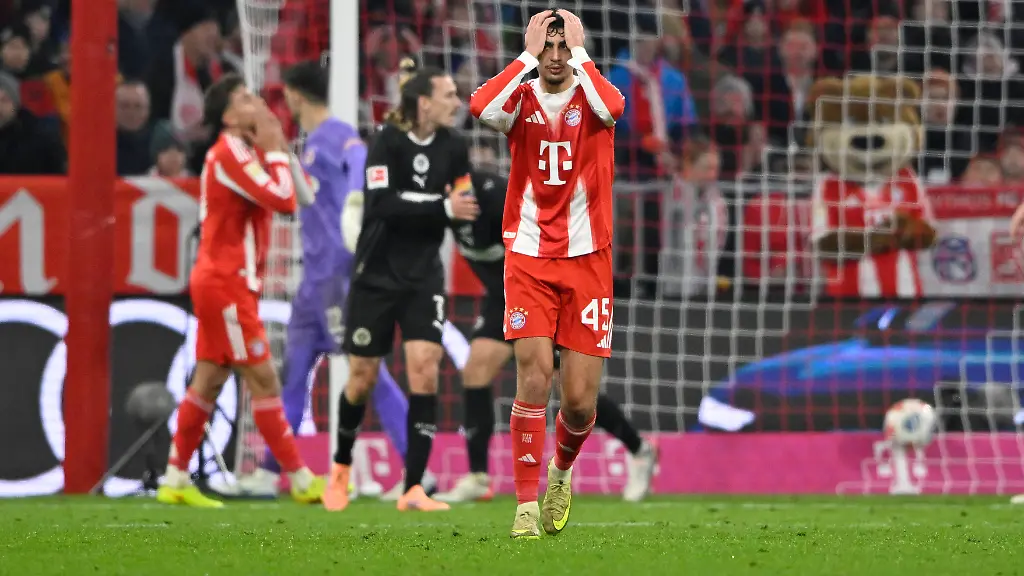 Aleksandar-Pavlovic-FC-Bayern-Muenchen-FCB-45-Enttaeuschung-enttaeuscht-nach-vergebener-Torchance-Gestik-Geste-FC-Bayern-Muenchen-FC-St-Pauli-29-11-2025-DFL-REGULATIONS-PROHIBIT-ANY-USE-OF-PHOTOGRAPHS-AS-IMAGE-SEQUENCES-AND-OR-QUASI-VIDEO-FC-Bayern-Muenchen-FC-St