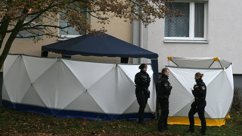 Polizisten-stehen-vor-einem-Wohnhaus-an-einer-mit-Sichtschutz-versehenen-Ungluecksstelle-Ein-neunjaehriges-Maedchen-ist-nach-Polizeiinformation-in-Bremen-aus-einem-Fenster-gestuerzt-und-den-Verletzungen-erlegen