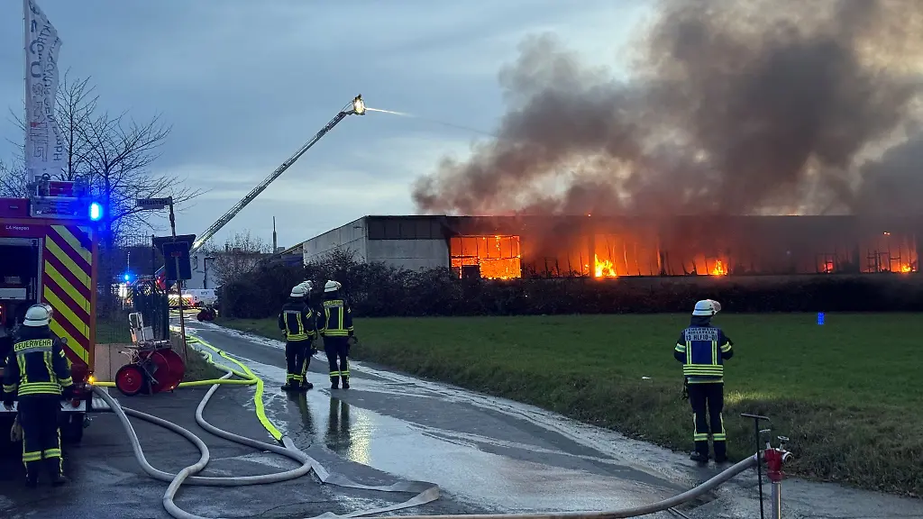 Wegen-der-Rauchentwicklung-bei-einem-Lagerhallenbrand-in-Bielefeld-wurde-eine-Warnung-an-die-Bevoelkerung-herausgegeben