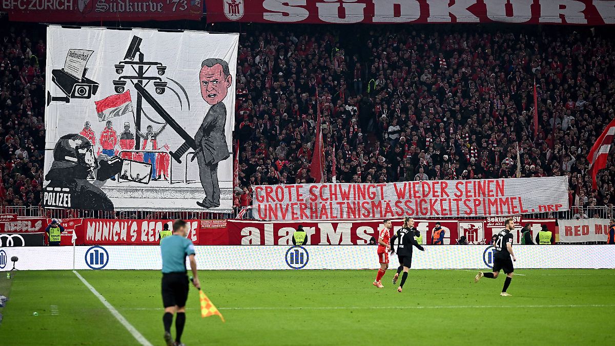 Beim-Heimspiel-gegen-St-Pauli-Bayern-Fans-provozieren-Pimmel-Politiker
