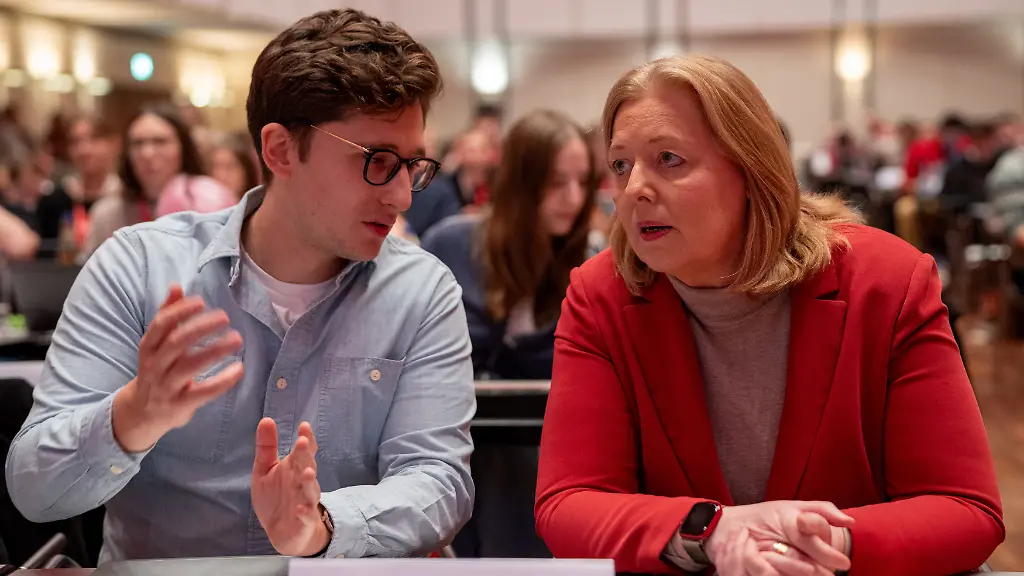Bundesarbeitsministerin-und-SPD-Parteivorsitzende-Baerbel-Bas-r-spricht-am-zweiten-Tag-des-Bundeskongresses-der-Jungsozialisten-Jusos-in-Mannheim-mit-dem-Juso-Bundesvorsitzenden-Philipp-Tuermer