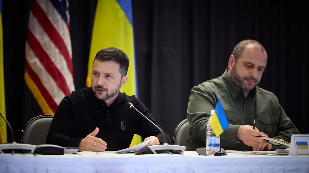 Praesident-Wolodymyr-Selenskyj-auf-Ukraine-Gipfel-am-06-09-2024-auf-dem-Natostuetzpunkt-Rammstein-Mit-dem-ukrainischen-Verteidigungsminister-Rustem-UMJEROW-re