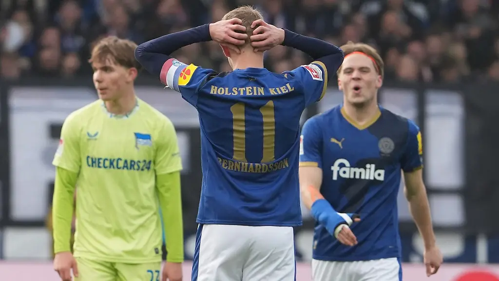 Kiels-Alexander-Bernhardsson-fasst-sich-an-den-Kopf