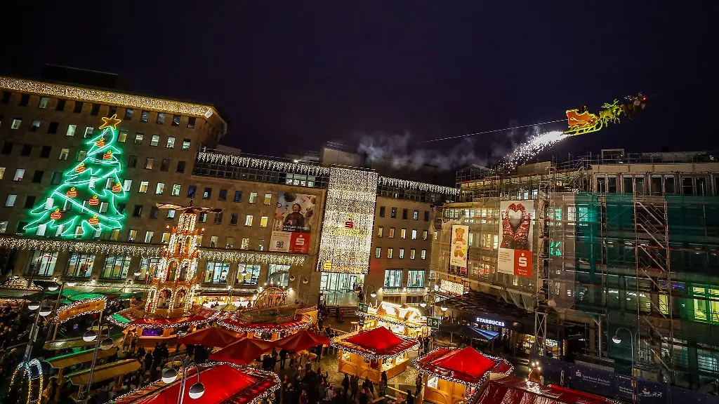 In-einem-Schlitten-der-an-einem-Stahlseil-befestigt-ist-fliegt-der-Weihnachtsmann-zwei-Mal-taeglich-ueber-den-Weihnachtsmarkt-in-Bochum