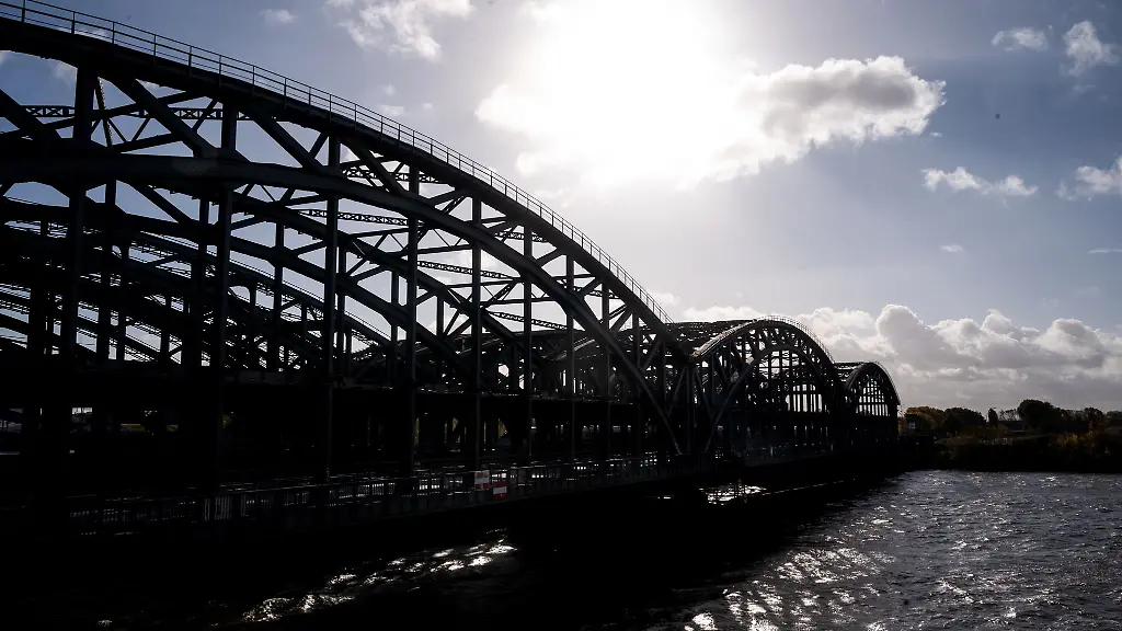 Der-Kapitaen-des-Binnenmotorschiffs-das-die-Bruecke-rammte-soll-die-tideabhaengige-Durchfahrtshoehe-falsch-eingeschaetzt-haben