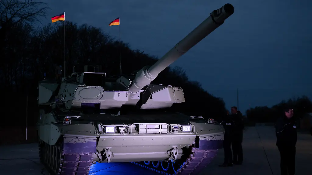 Ein-Leopard-2A8-ist-beim-Roll-Out-auf-der-Panzer-Teststrecke-des-Ruestungskonzerns-KNDS-zu-sehen