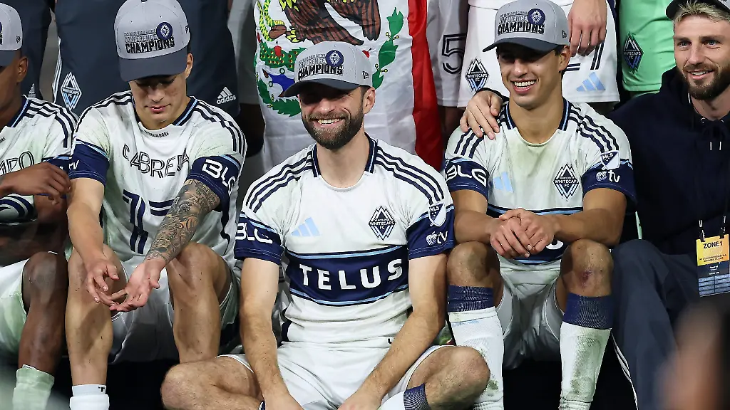 MLS-Fussball-Herren-USA-Vancouver-Whitecaps-FC-at-San-Diego-FC-Nov-29-2025-San-Diego-California-USA-Whitecaps-forward-Thomas-Muller-13-celebrates-with-teammates-after-defeating-San-Diego-FC-by-the-score-of-3-1-at-Snapdragon-Stadium