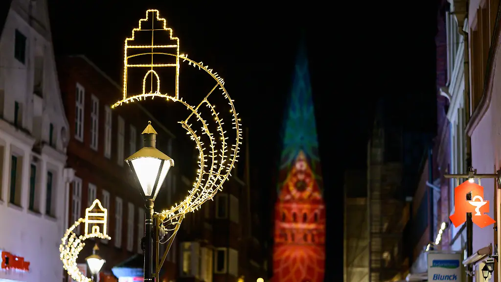 LED-Weihnachtsbeleuchtung-ist-in-der-Altstadt-zu-sehen-Eine-Winterbeleuchtung-macht-die-Innenstadt-lebendiger-indem-sowohl-zentrale-Bereiche-wie-Baeume-Marktplatz-und-Ratsbuecherei-als-auch-die-drei-grossen-Stadtkirchen-illuminiert-werden