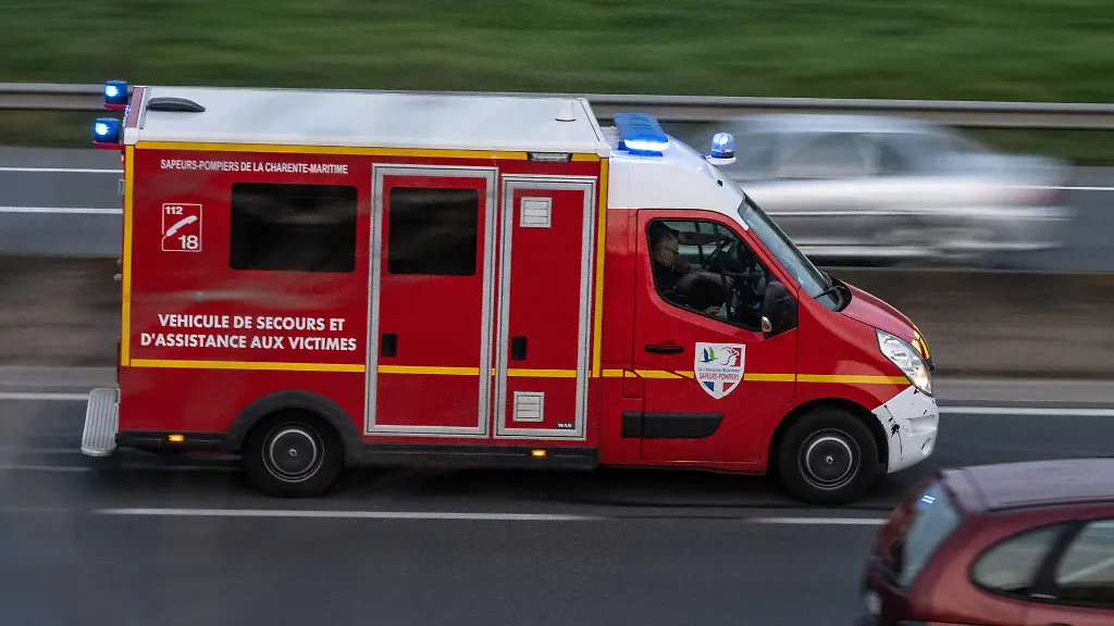PHOTOPQR-SUD-OUEST-XAVIER-LEOTY-La-Rochelle-La-Rochelle-04-12-2024-ILLUSTRATION-FAITS-DIVERS-POMPIERS-ACCIDENT-Un-camion-de-pompier-VASAV-La-Rochelle-le-04-12-2024