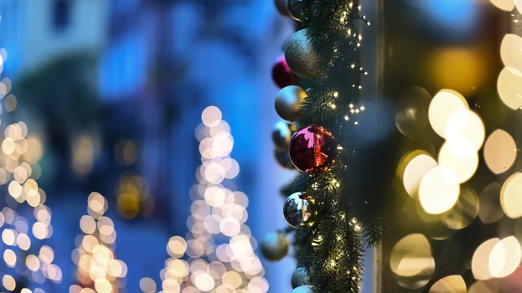 Weihnachtliche-Deko-schmueckt-die-Rathausstrasse-von-Leer
