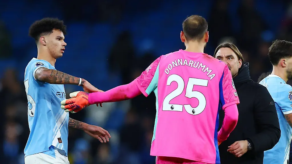 Leeds-United-manager-Daniel-Farke-speaks-with-Manchester-City-goalkeeper-Gianluigi-Donnarumma-at-the-end-of-the-match-Manchester-City-v-Leeds-United-Premier-League-Football-Etihad-Stadium-Manchester-UK-29-Nov-2025Manchester-Etihad-Stadium-United-Kingdom-EDITORIAL-USE-ONLY-No-use-with-unauthorised-audio-video-data-fixture-lists-club-league-logos-or-live-services-Online-in-match-use-limited-to-120-images-no-video-emulation-No-use-in-betting-games-or-single-club-league-player-publications
