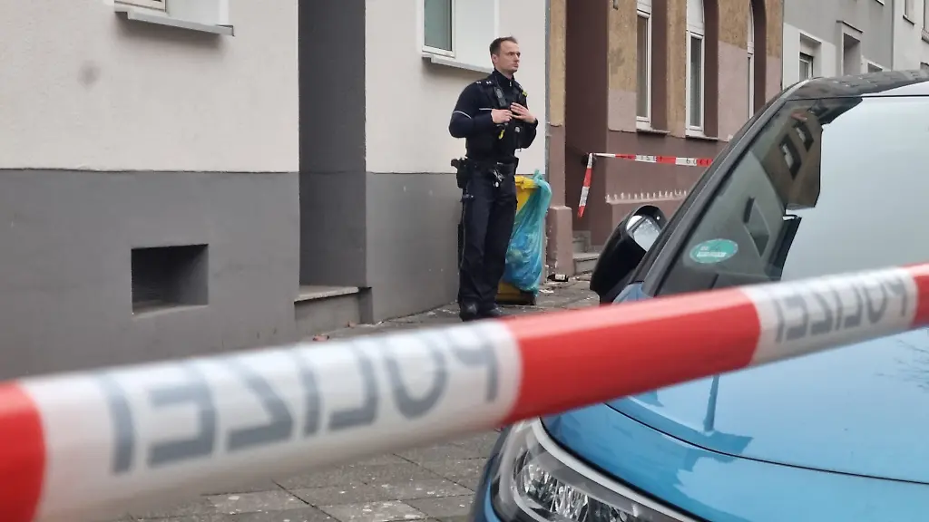 Polizeieinsatz-am-Tatort-Einsatzkraefte-haben-in-einer-Wohnung-in-Duesseldorf-eine-Frau-und-ihr-Baby-tot-entdeckt-Es-bestehe-der-Verdacht-dass-der-43-Jahre-alte-Vater-des-Kindes-die-beiden-getoetet-haben-koennte-erklaerten-Polizei-und-Staatsanwaltschaft