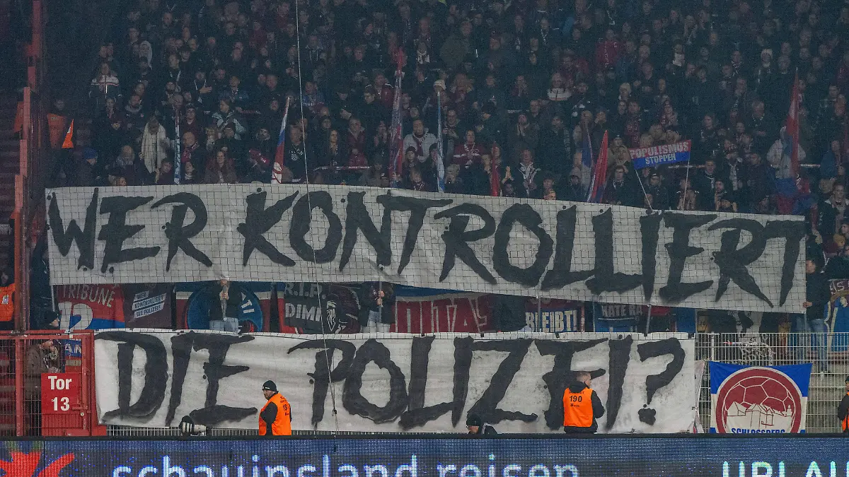 Fussball-Herren-Saison-2025-2026-1-Bundesliga-12-Spieltag-1-FC-Union-Berlin-1-FC-Heidenheim-Gaesteblock-Fans-von-Heidenheim-Wer-kontrolliert-die-Polizei-29-11