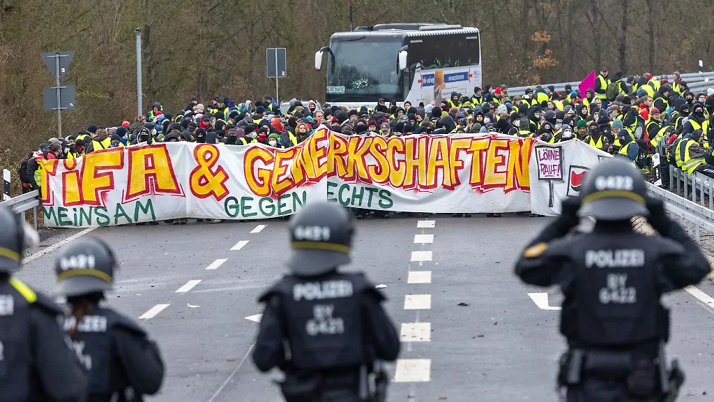 Zehntausende-Menschen-protestierten-gegen-die-AfD-Veranstaltung-in-Giessen