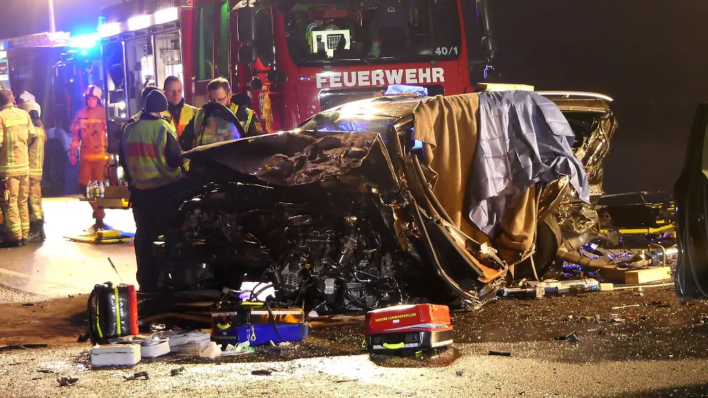 Bei-dem-Unfall-im-Landkreis-Hassberge-starb-ein-49-Jaehriger-zwei-weitere-Menschen-wurden-schwer-verletzt